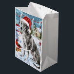 Greyhound Winter Wonderland Christmas Joy Medium Cadeauzakje<br><div class="desc">Dit feestelijke ontwerp vangt de vrolijke sfeer van het vakantieseizoen, met een schattige pup die een kerstmuts draagt. De hond is genesteld in een winterwonderland, compleet met een sneeuwpop, een versierde kerstboom en prachtig ingepakte cadeaus. Sneeuwvlokken herfsten zachtjes en voegen een magische toets toe aan het tafereel, terwijl de levendige...</div>