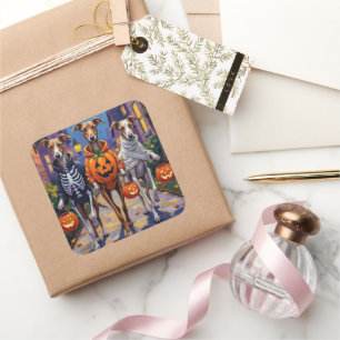 Greyhounds gaan langs de deuren in Halloween-kostu Vierkante Sticker