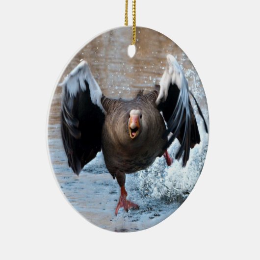 Greylag Goose op de Chase Keramisch Ornament (Rechts)