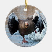 Greylag Goose op de Chase Keramisch Ornament (Voorkant)