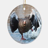 Greylag Goose op de Chase Keramisch Ornament (Links)