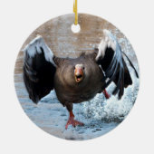Greylag Goose op de Chase Keramisch Ornament (Achterkant)