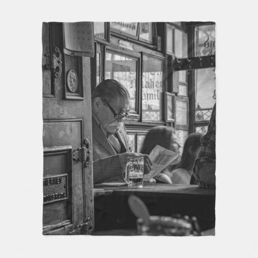 GREYSCALE FOTO VAN HET MAN DIE TIJDENS HET LEZEN N FLEECE DEKEN (Voorkant)