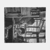 GREYSCALE FOTO VAN HET MAN DIE TIJDENS HET LEZEN N FLEECE DEKEN (Voorkant (Horizontaal))