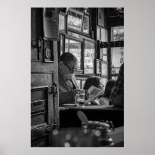 GREYSCALE FOTO VAN HET MAN DIE TIJDENS HET LEZEN N POSTER