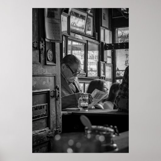 GREYSCALE FOTO VAN HET MAN DIE TIJDENS HET LEZEN N POSTER (Voorkant)