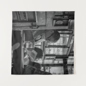 GREYSCALE FOTO VAN HET MAN DIE TIJDENS HET LEZEN N WANDKLEED (Voorkant (horizontaal))