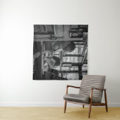 GREYSCALE FOTO VAN HET MAN DIE TIJDENS HET LEZEN N WANDKLEED (In Situ (horizontaal))