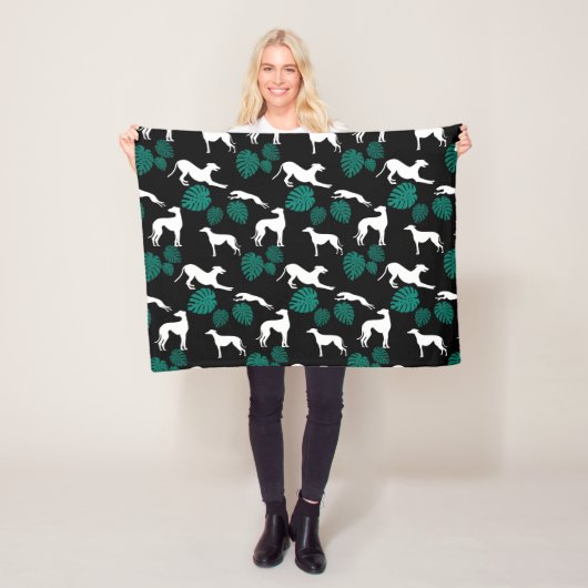 Greyt Greyhound Silhouettes met Monstera Leaves Fleece Deken (In situ)
