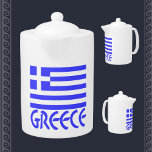 Griekenland en de Griekse vlag Theepot<br><div class="desc">De Griekse vlag met de naam of het woord "Griekenland" hieronder in het blauw. Een goede manier voor reizigers om een reis, vakantie of vakantie terug te roepen. Een prachtige manier om liefde en trots te eren en te shows in je voorouders, erfgoed en cultuur op Ohi Dag, in familieruzies...</div>