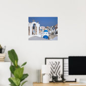 Griekenland, Santorini. Kellentoren en blauwe domp Poster (Thuiskantoor)
