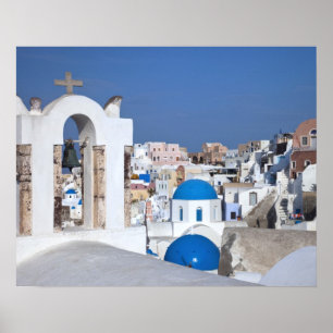 Griekenland, Santorini. Kellentoren en blauwe domp Poster