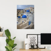 Griekenland, Santorini. Kellentoren en blauwe domp Poster (Thuiskantoor)