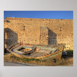 Griekenland, Santorini, Oia. Oude vissersboot op d Poster