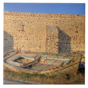 Griekenland, Santorini, Oia. Oude vissersboot op h Tegeltje