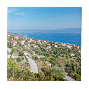 Grieks dorp nabij zee in Kefalonia Tegeltje