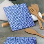 Grieks Meander Key Squares Patroon Blauw Tegeltje<br><div class="desc">Elegant,  stijlvol en verfijnd Grieks patroon in blauw-witte kleur. Modern en trendy cadeau,  perfect voor de mediterrane liefhebber in je leven.</div>