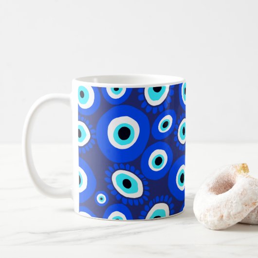 Grieks Oogsymbool Blauw en Wit Patroon Koffiemok (Met donut)