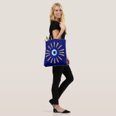 Grieks Oogsymbool op Goud Sunburst Indigo Blauw Tote Bag (Op model)
