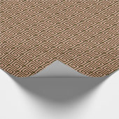 Grieks sleutelontwerp - chocoladebruin op koraal cadeaupapier (Hoek)