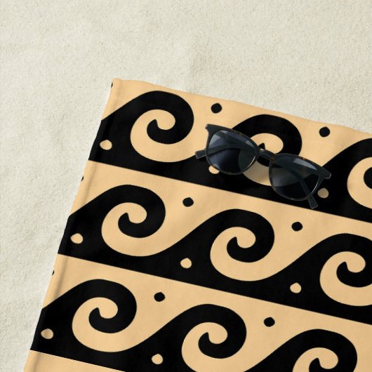 Griekse fret, mediterraan golfpatroon, bruin strandlaken (In situ)