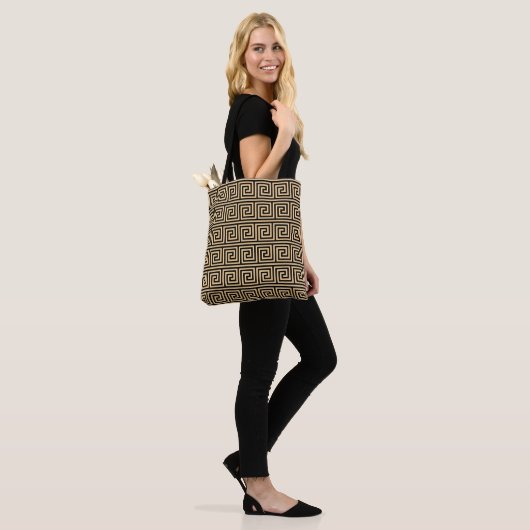 Griekse Meander Key Squares Patroon Bruin Tote Bag (Op model)