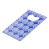 Griekse Meander Key Waves Patroon Blauw Creditkaart Flessenopener (Voorkant Gekanteld)
