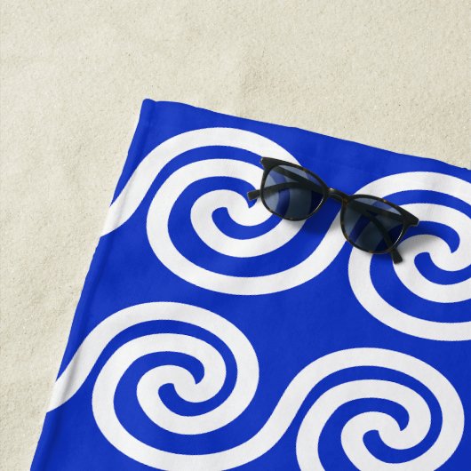 Griekse Meander Key Waves Patroon Blauw Strandlaken (In situ)