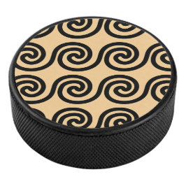 Griekse Meander Sleutelgolven Patroon Bruin Hockey Puck