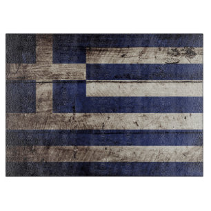 Griekse vlag op oude houten graan snijplank