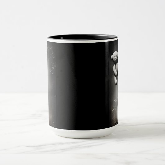 Griezelig Etherisch Meisje Holding Teddy Bear Mok (Midden)