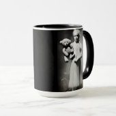 Griezelig Etherisch Meisje Holding Teddy Bear Mok (Voorkant rechts)