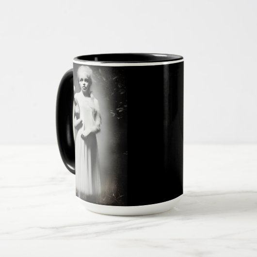 Griezelig Etherisch Meisje Holding Teddy Bear Mok (Voorkant links)