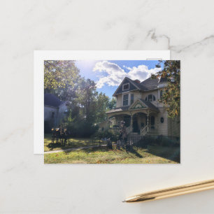 Griezelig Halloween-huis met skeletten overdag Briefkaart