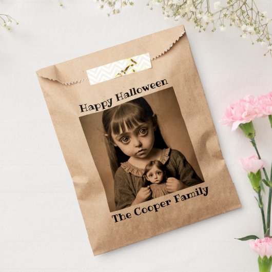 Griezelig Kind Holding Doll Halloween Party Bedankzakje (Gezegeld)