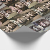 Griezelig klein meisje met grote ogen en griezelig cadeaupapier (Hoek)