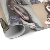 Griezelig klein meisje met grote ogen en griezelig cadeaupapier (Rol Hoek)