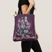 Griezelig roze en grijs spookhuis gelukkig Hallowe Tote Bag (Dichtbij)
