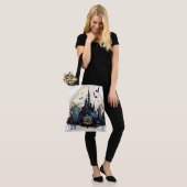 Griezelig spookhuis en begraafplaats tote bag (Op model)