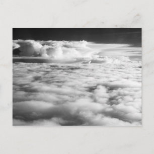Griezelig wolkenlandschap bij zonsopgang. 2 briefkaart