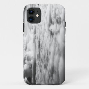Griezelig wolkenlandschap bij zonsopgang. 2 iPhone 11 hoesje