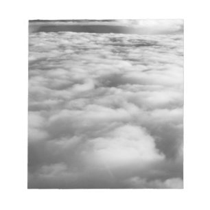 Griezelig wolkenlandschap bij zonsopgang. notitieblok