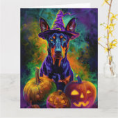 Griezelige Dobermann-hond Halloween Heks en Pompoe Kaart (Gele Bloem)