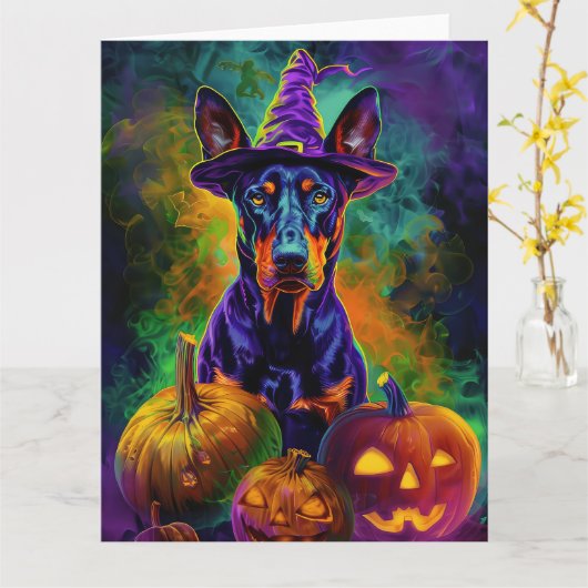 Griezelige Dobermann-hond Halloween Heks en Pompoe Kaart (Gele Bloem)