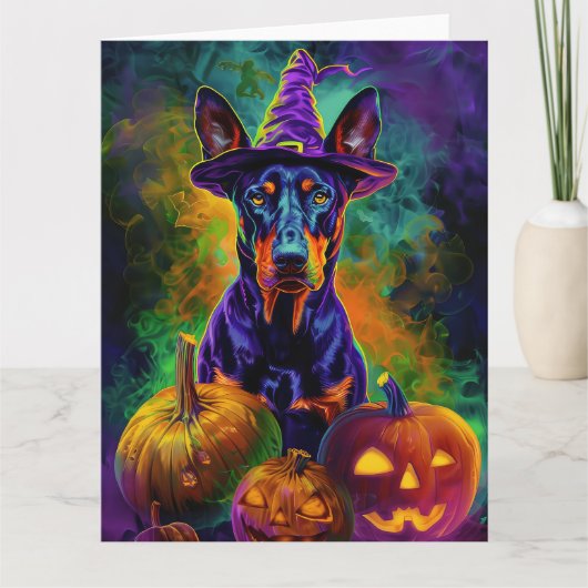 Griezelige Dobermann-hond Halloween Heks en Pompoe Kaart (Voorkant)