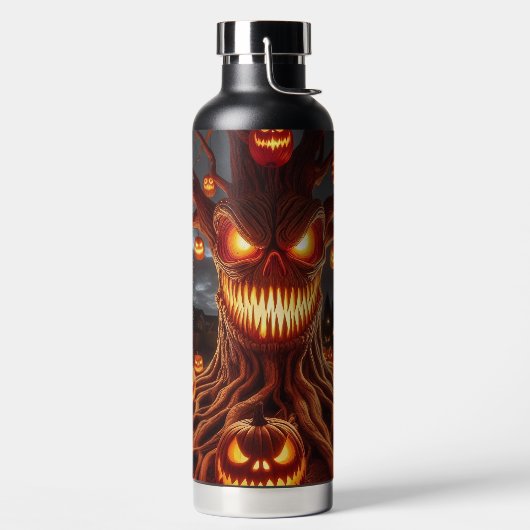 GRIEZELIGE ENGE HALLOWEEN BOOM MET ORANJE POMPOENE WATERFLES (Links)