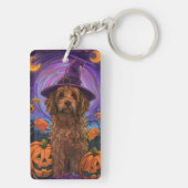 Griezelige Goldendoodle-hond Halloween Heks Pompoe Sleutelhanger (achterkant)