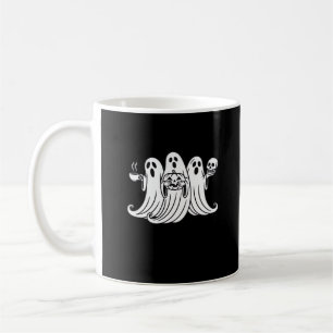 Griezelige koffie slurpende pompoen houdend koffiemok