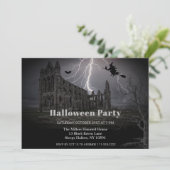 Griezelige Oude Ruïne Halloween Feest Uitnodiging (Staand voorkant)