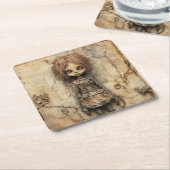 Griezelige pop met roze boog kartonnen onderzetters (Schuin)